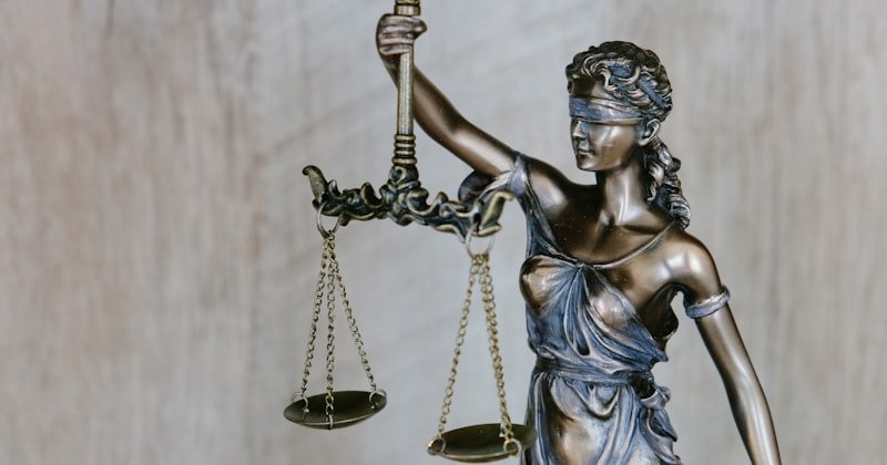 AI for Legal: Automating Contract Drafting, Review and Clause Extraction